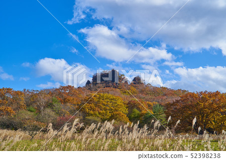 秋天在群馬縣榛名湖附近的榛園路附近的Yusuke路看到Sulsu岩石的方向（縣道33號） 52398238