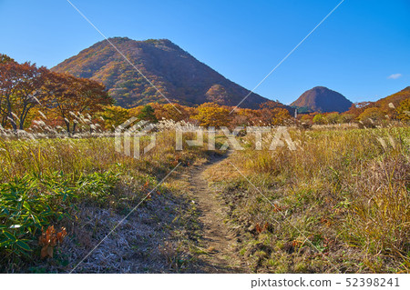 秋天在群馬縣榛名湖的榛名湖旋律線（縣道33號）附近看Haruna Fuji和Mt. Hahatagatake 52398241