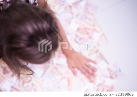 female hands collect a lot of money on a white table, Thai banknotes. female hands collect a lot of money on a white table, Thai banknotes. 52399062