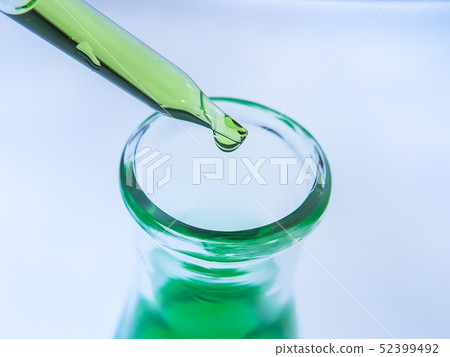 Sample dripping pipettes into Erlenmeyer bottles c Sample dripping pipettes into Erlenmeyer bottles c 52399492