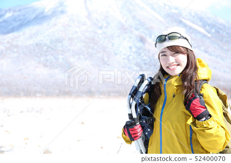 享受冬季休閒的女人 52400070