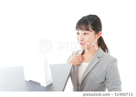 調整外觀的女商人 52400713