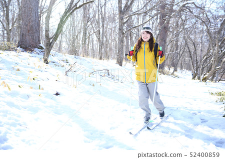 享受冬季休閒的女人 52400859