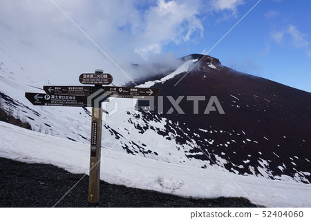 Takanaga second crater rim Takanagayama of remaining snow 52404060