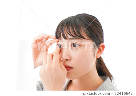 投入隱形眼鏡的女商人 投入隱形眼鏡的女商人 52410642