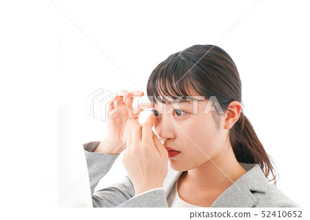 投入隱形眼鏡的女商人 投入隱形眼鏡的女商人 52410652