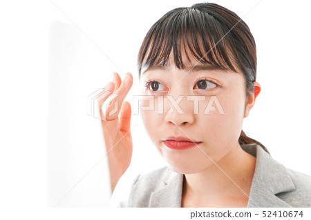 投入隱形眼鏡的女商人 52410674