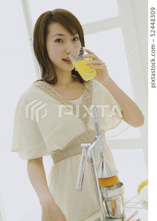 用榨汁機做的婦女飲用的汁液 52448309
