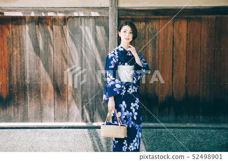 浴衣婦女和京都的街道 52498901
