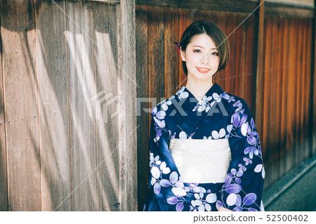 浴衣婦女和京都的街道 52500402