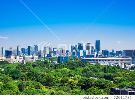 Tokyo Shinjuku Gyoen and the downtown area 52611785