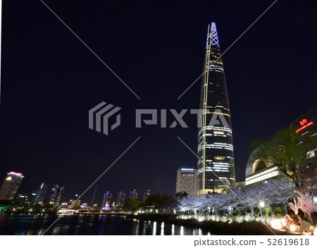 Night cherry blossom scenery of Lake Ishimura, Korea 52619618