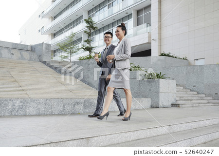 Business couple walking in the city Business couple walking in the city 52640247