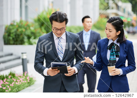 Business people discussing online work 52642967