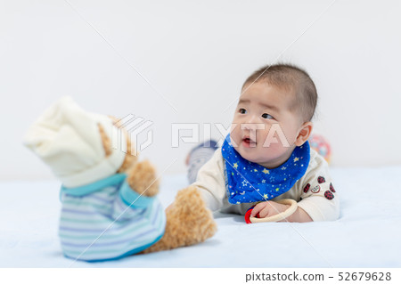 一個俯臥的嬰兒 一個俯臥的嬰兒 52679628