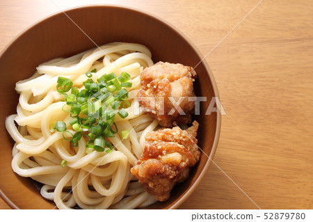 油炸烏冬面(炸雞大腿頂部有頂部bukkake烏冬面(冷))。 油炸烏冬面(炸雞大腿頂部有頂部bukkake烏冬面(冷))。 52879780