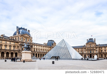 Paris Louvre Museum 52880471
