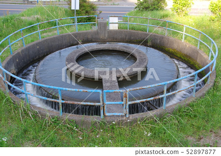 Many old cylinder water diversion 52897877