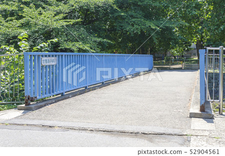 一個美麗的橋(Junami-ku,東京),掛在神田河支流的Zenpukuji河上 一個美麗的橋(Junami-ku,東京),掛在神田河支流的Zenpukuji河上 52904561