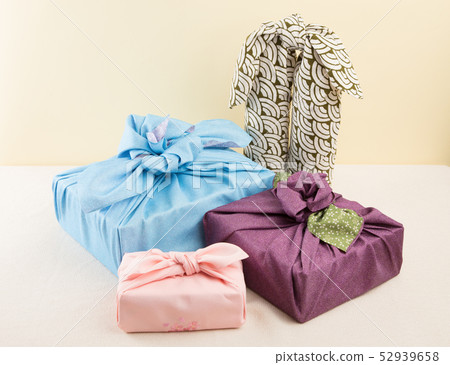 Various wrapping methods using a furoshiki 52939658