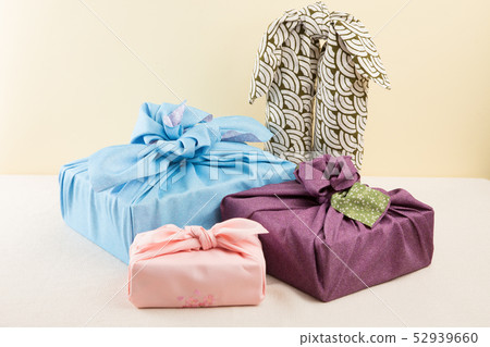 使用furoshiki的各種包裝方法 使用furoshiki的各種包裝方法 52939660
