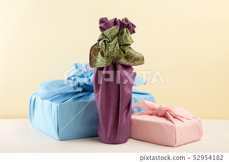 Various ways of wrapping in the furoshiki (wine wrap) 52954182