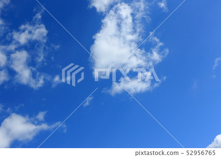 春天的天空和雲彩 52956765