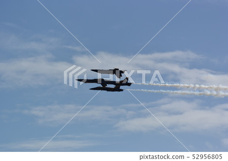 US Navy's F / A-18 fighter attack aircraft flying aerobatics against the summer sky 52956805
