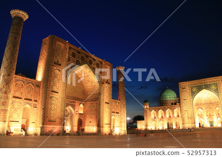 中亞絲綢之路之旅烏茲別克斯坦撒馬爾罕雷吉斯坦廣場夜景 52957313