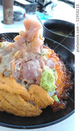 Piled seafood bowl 52958218