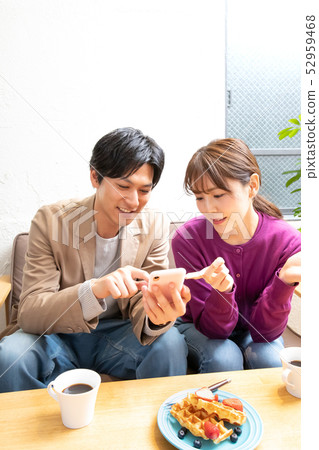 Couple cafe smartphone 52959468