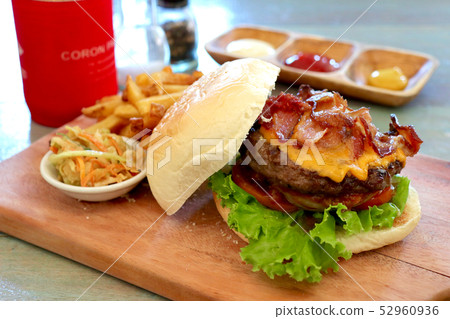 Hamburger Hamburger 52960936