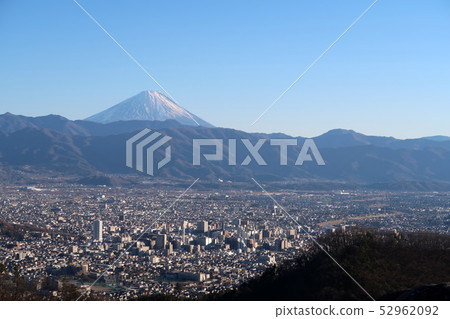 從白山千島湖白山看到的甲府盆地和富士山 從白山千島湖白山看到的甲府盆地和富士山 52962092