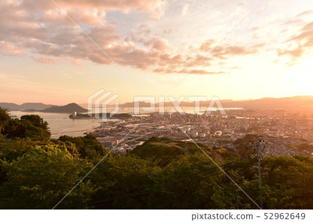 從金山區域向Ujina和宮島的日落視圖 52962649