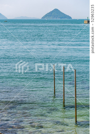 直島宮之浦港:瀨戶內海及其蔚藍天空的壯麗景色。 直島宮之浦港:瀨戶內海及其蔚藍天空的壯麗景色。 52963235