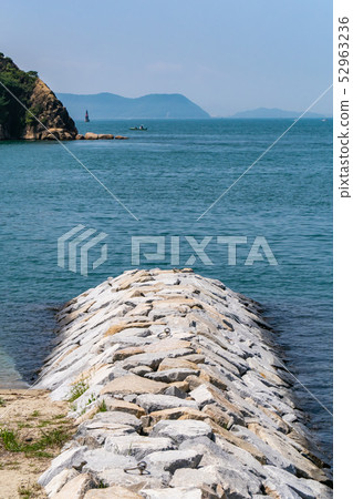 直島宮之浦港:瀨戶內海、沙灘及渡輪往來穿梭的港口城市。 直島宮之浦港:瀨戶內海、沙灘及渡輪往來穿梭的港口城市。 52963236