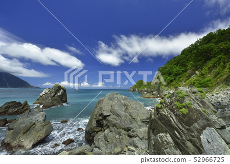 粉鳥林海灘風景-藍天白雲海岸岩石 粉鳥林海灘風景-藍天白雲海岸岩石 52966725