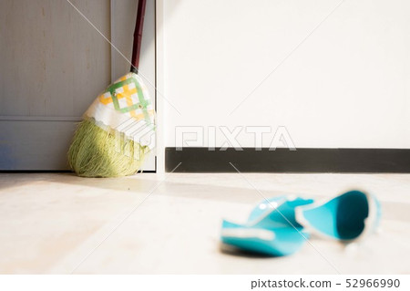 Cleaning a broken cup Cleaning a broken cup 52966990