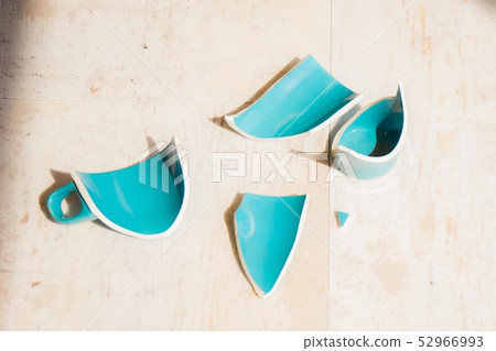 Cleaning a broken cup 52966993