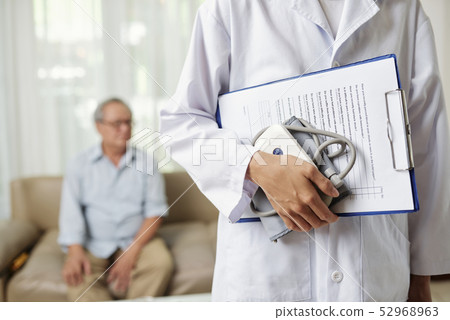 Doctor coming to the visit the patient 52968963