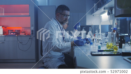 Scientist working at laboratory 52971002