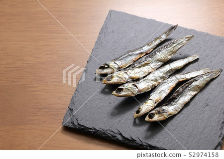 瞄准在板岩板上烘烤。 52974158