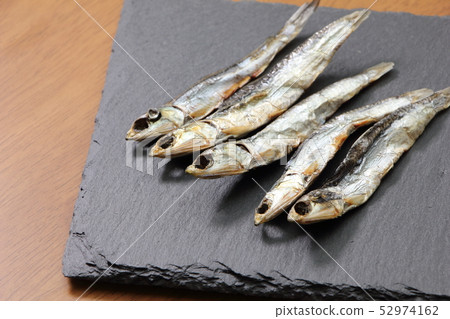 瞄准在板岩板上烘烤。 52974162