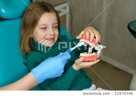 Little girl in dental clinic 52974348