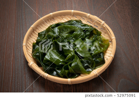 Rehydrated salted wakame seaweed 52975091