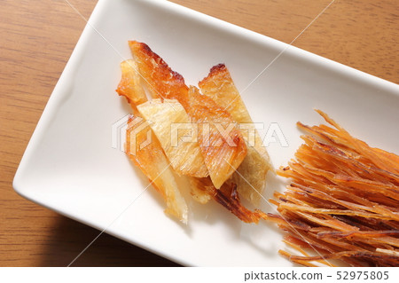 Assorted seafood snacks (2 kinds grilled oysters). 52975805