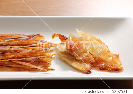 Assorted seafood snacks (2 kinds grilled oysters). 52975813