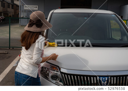 Woman to wash 52976538