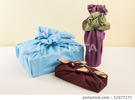 Various ways of wrapping in the furoshiki (flower wrap, two knots, wine wrap) 52977273