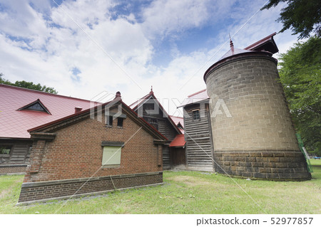 北海道第一札幌農業學校2號筒倉和牛牛（與明治時期有關的高級建築物，由克拉克博士提出） 52977857